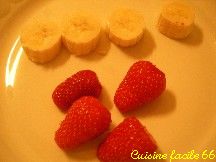 Mini brochettes banane, fraises au caramel de muscat et vanille