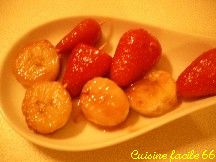 Mini brochettes banane, fraises au caramel de muscat et vanille